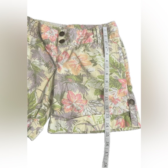 Woman’s shorts snapped front zipper flowers leaves - Picture 2 of 7
